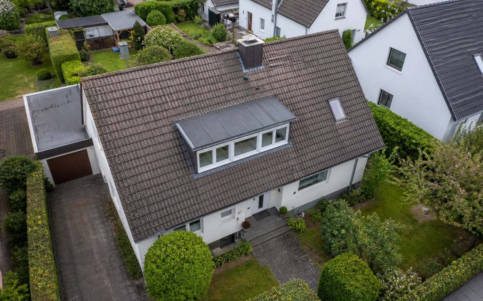 Drohnenaufnahme eines deutschen Wohnhauses als Grundlage für eine PV-Planung (Visualisierung)